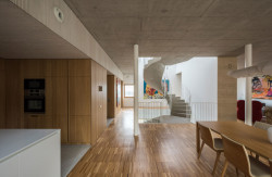 Pro interiéry domů byly zvoleny podobné materiály: pohledový beton, bílé omítky, dubové podlahy a vestavný nábytek v kombinaci bílého laku a přírodní dubové dýhy. (Trojdům, Martin Čeněk)