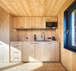 Dřevěný výměnek na Praze 4 od studia PRAJAGA