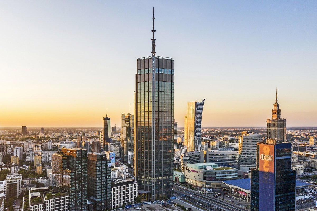 Věž Varso Tower v polské Varšavě navrhli architekti z uznávaného studia Foster + Partners. Je nejvyšší budovou v Evropské unii.