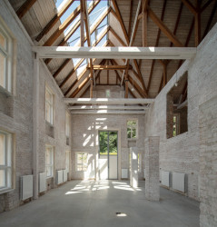 Objekt Sirných a slatinných lázní nyní hostí společenské a kulturní akce, slouží také jako zimoviště rostlin. (Sluneční lázně v Luhačovicích, TRANSAT architekti)