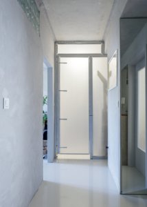 Příčka a dveře jsou z polyuretanu a zasazené v hliníkových rámech. (Rekonstrukce bytu v Praze na Zličíně; Vlastislav Srbek, Iva Kopecká)