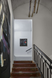 Interiér Galerie Karpuchina v Praze od studia Plus One Architects