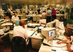 Koncem 20. století začala být do pracovního procesu zaváděna výpočetní technika, se kterou přišlo také zavedení větší volnosti v oblasti pracovního prostředí, lepší vzájemná spolupráce, komunikace na dálku, pružná pracovní doba a v neposlední řadě také zavedení modelu sdílených pracovních mís (tzv. hot desking) – foto