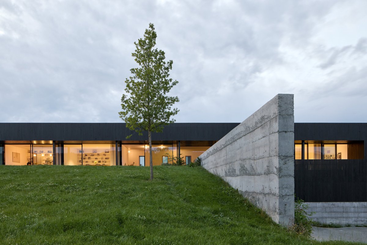 Louku kolem přidržuje "betonová náruč", jak to nazývá Jakub Janošík. (Sídlo a showroom Janošík, Jakub Janošík)