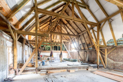 Původní stav – střecha byla nahrazena skleněnou střešní nástavbou, kvůli rozsáhlého napadení krovu dřevomorkou. (Textilia – zreknstruovaná ikona Ostravy; Master Design)