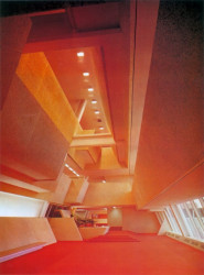 Architekt Paul Rudolph navrhl budovu jako sídlo lékařské výzkumné společnosti Burroughs Wellcome, 1969-72