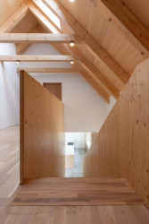 V nové části a podkroví původního domu bydlí mladá rodina. V přízemí původního domu pak prarodiče. (Rodinný dům v Dehtárech, SP-AM)