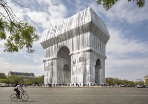 Vítězný oblouk v Paříži byl zabalen podle návrhu umělců Christa a Jeanne-Claude