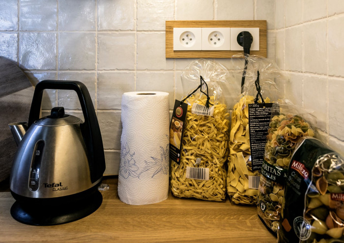 Vypínače a zásuvky DECENTE v dřevěné dýze.