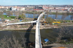 Tři sta metrů dlouhá lávka pro pěší a cyklisty, která spojí Holešovice s Karlínem, se otevře začátkem léta