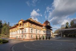 Kolonádou doplnil Oskar Poříska hlavní dominantu luhačovických lázní - Jurkovičův dům z roku 1902. Foto: RAKO