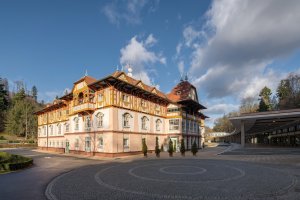 Kolonádou doplnil Oskar Poříska hlavní dominantu luhačovických lázní - Jurkovičův dům z roku 1902. Foto: RAKO