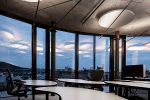 Interiér osmého podlaží Drnu od Studio acht a Vos Interieur