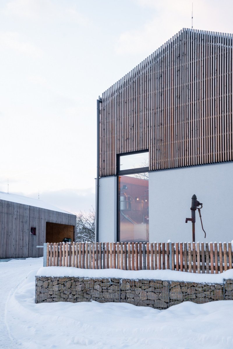 Lihovar s pěstitelskou pálenicí od OBJEKTOR ARCHITEKTI