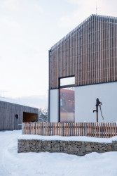 Lihovar s pěstitelskou pálenicí od OBJEKTOR ARCHITEKTI