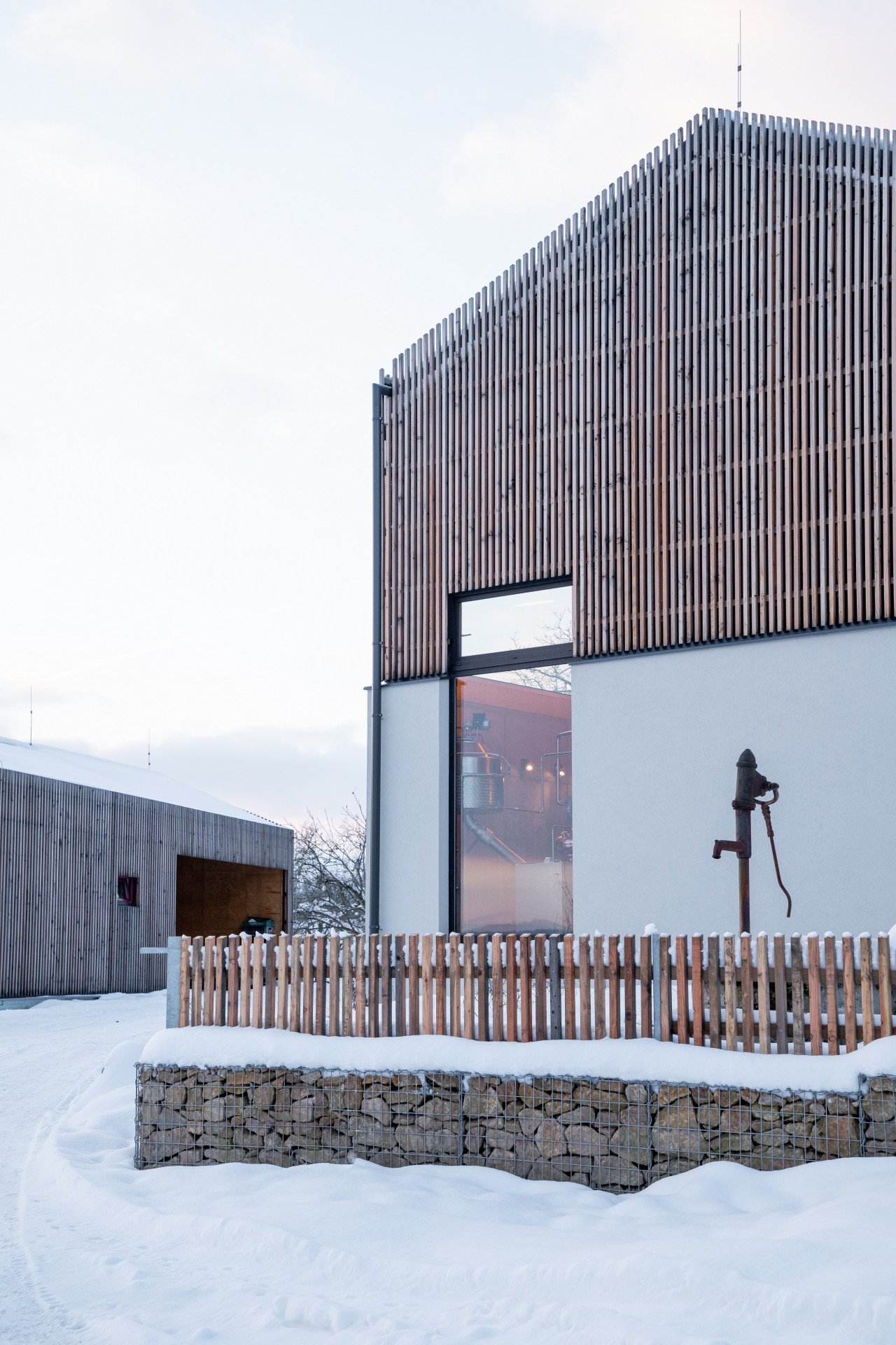 Lihovar s pěstitelskou pálenicí od OBJEKTOR ARCHITEKTI