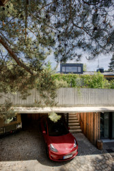 Přibyla také garáž. (Dům Na větru, A1 architects)