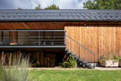 Je realizován technologií takzvaného lehkého dřevěného skeletu.