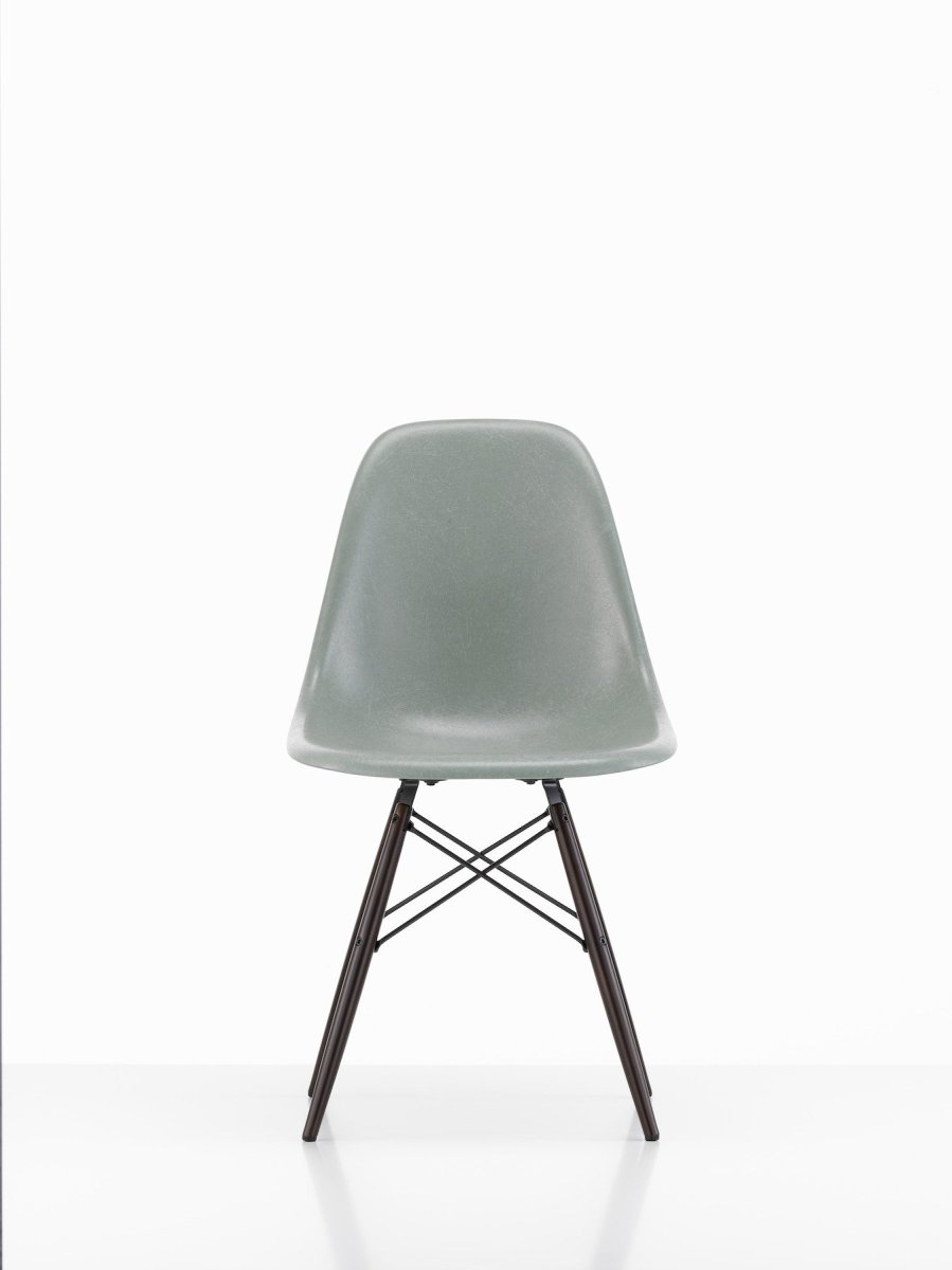 Židle Eames fiberglass DSW.