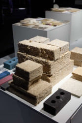 Výstava udržitelných materiálů WISE HABIT lákala návštěvníky.