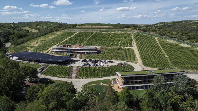 V areálu ARTEVINI Resort & Winery stojí tři stavby: dvě pro ubytování a hlavní objekt s výrobou vína a restaurací (ARTEVINI Resort & Winery u Velkých Pavlovic; znamení čtyř – architekti)