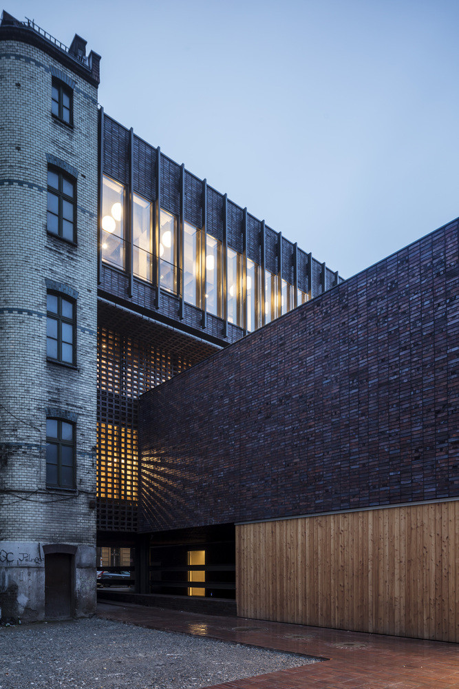 Fakulta rozhlasové a televizní tvorby Slezské univerzity v Katovicích, BAAS Arquitectura + Grupa 5 Architekci + Małeccy Biuro Projektowe © Adrià Goulà