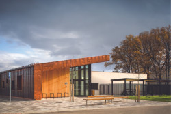 Mateřská škola Doubek v Pardubicích, Med Pavlík architekti: Mateřská škola Doubek v Pardubicích je rozdělená do několika pavilonů