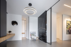 Interiér domu je symbiózou minimalistického designu a funkčnosti.