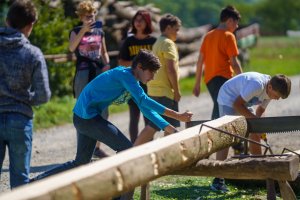 V rámci festivalu je možné se zúčastnit workshopu tesání trámů s odborným výkladem.