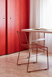 Ložnice je propojená s pracovnou, kde se hlavní role ujala červená olejovaná dubová dýha. (JanskyDundera, Rekonstrukce prvorepublikového bytu)