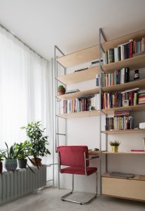 Architekti navrhli bytu na míru také modulární policový systém kotvený ke stropu, který má různé podoby...
