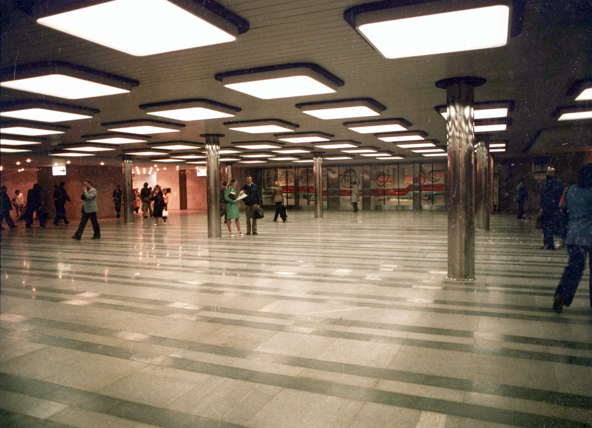 Skleněná tavená plastika RVHP v podchodu na Můstku do dnešní doby nepřečkala – jak píše Pavel Karous, je ve skladu Dopravního podniku. Autorem je Stanislav Kostka, červená a modrá linka symbolizuje ropovod a plynovod, který jde přes naše území.