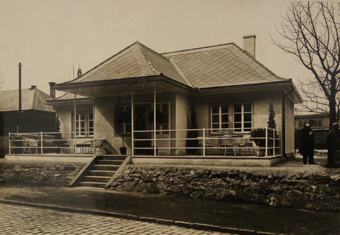 Vypadaly jako každý jiný dům, měly však železnou konstrukci. Výstavní ocelový dům v Praze, nádraží Těšnov.