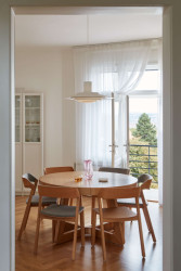 Pohled do jídelny, která se dá propojit jak s kuchyní, tak s obývacím pokojem. (Byt ve vile v Praze-Malvazinkách, Kateřina Hodková)