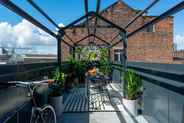 Některé byty získaly i střešní terasu. (Projekt Crusader Works: Přádelny v centru Manchesteru přestavěné na bydlení, studio shedkm)