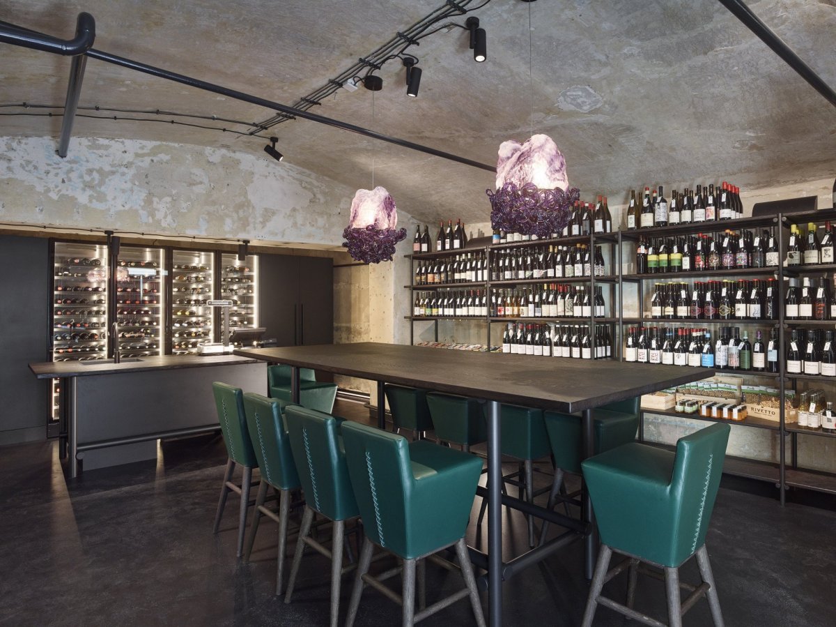 Restaurace Marie B, Olgoj Chorchoj: Výrazná fialová světla navrhl Jakub Pollág. Inspiroval se makrozáběry bílkovin