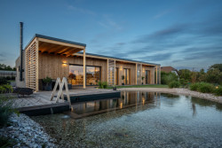 ARCHCON atelier realizoval dřevem opláštěný rodinný dům navržený podle principů feng-šuej