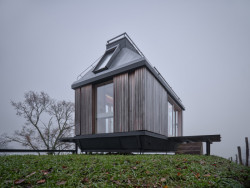 Okno do koupelny, do spacího podkroví a do obytné místnosti. (Domek ve vinici; Ark-Shelter, Archekta)