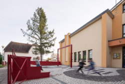 Po vyučování děti obvykle míří na kroužky, třeba do ZUŠky. Ty mají být oázami umění a kultury, odpovídat by tomu měla i jejich architektura, často to tak ale není a jiné to dlouho nebylo ani v Pečkách.