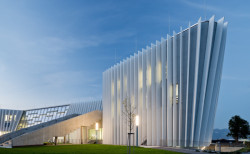 Soukromá univerzita v Linzi. Originální a nepřehlédnutelnou fasádu zdobí kontaktní zateplovací systém StoTherm Classic a předsazený bezespárový zateplovací systém s nízkou hmotností a povrchovou omítkovou úpravou StoVentec R se silikonovou vrchní omítkou StoSilco K 1,5 a K 3.