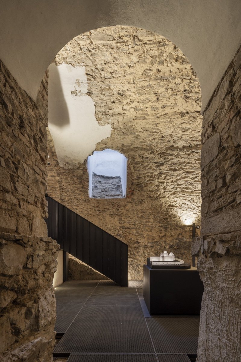 Expozice Skrytý středověk na zámku Bílovec, opus architekti: „Navržená expozice minimalizuje intervence v cenném interiéru sklepení, naopak zvolené materiály, barevnost a technologie mají za úkol akcentovat cenné stavební a jiné prvky," říkají architekti