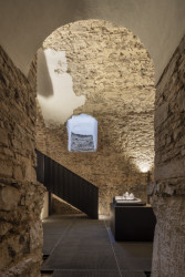 Expozice Skrytý středověk na zámku Bílovec, opus architekti: „Navržená expozice minimalizuje intervence v cenném interiéru sklepení, naopak zvolené materiály, barevnost a technologie mají za úkol akcentovat cenné stavební a jiné prvky," říkají architekti