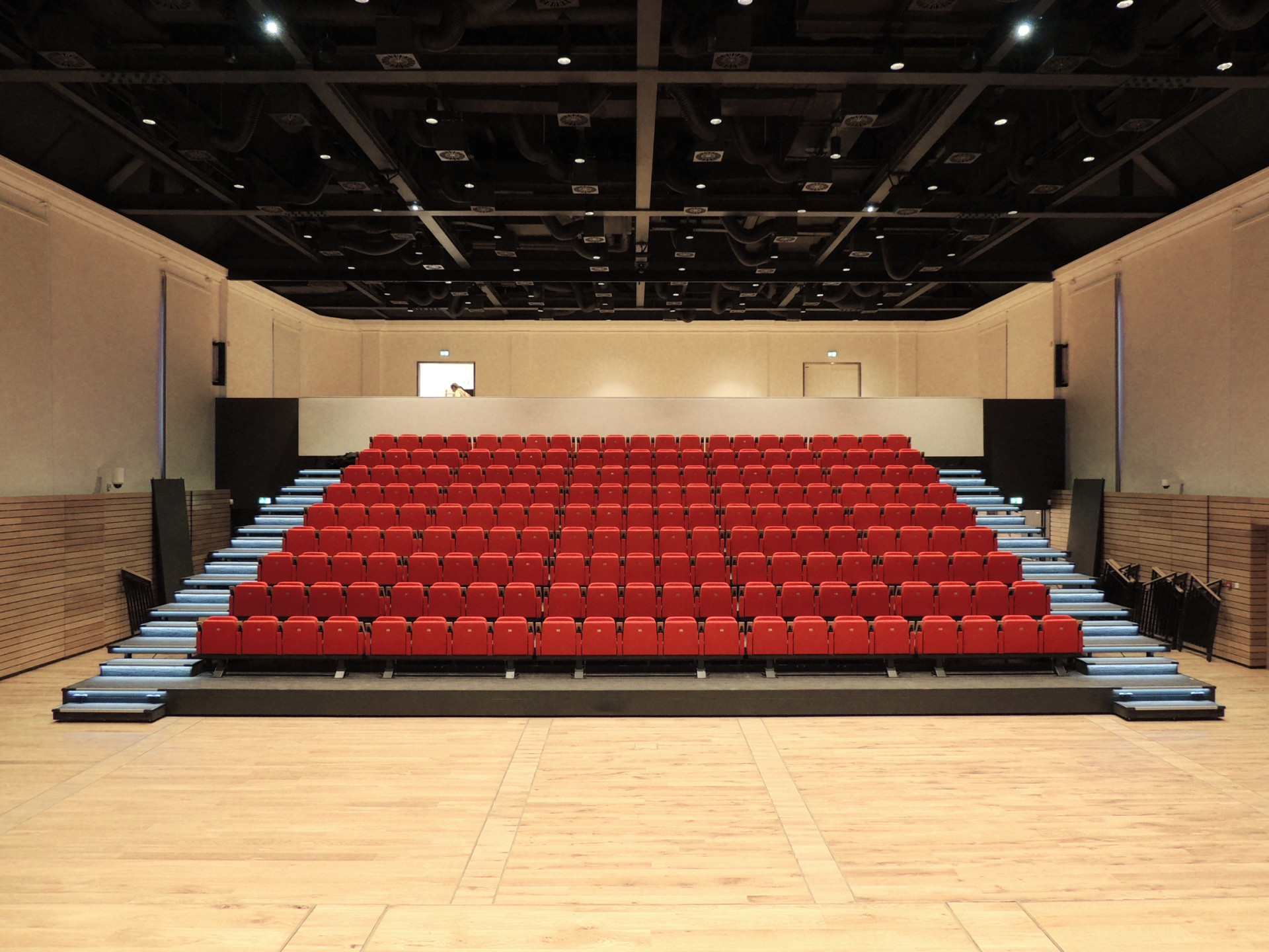 Společnost mmcité koupila Kovostal, na jejichž sedadlech se usadíte v pražské O2 aréně a na Olympijských stadionech v Mnichově a Berlíně.