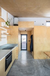 Chata v Sušici, BYRÓ architekti: Nábytek je sice navržený na míru, ale také nízkonákladový