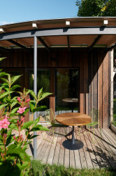 Terasa je natočená tak, aby tu bylo soukromí.  (Sodomka Sodomková Architekti, dům Hruška)