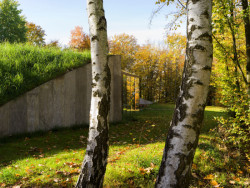 Škola z/lomu u Kamenné Lhoty, a69: Konstrukčně je objekt řešený jako bílá vana z vodonepropustného betonu v kombinaci s ocelovými pilíři