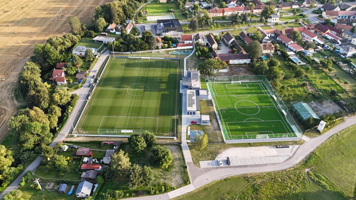 Původní hřiště se opravilo a dostalo také nový trávník. Vedle přibylo ještě jedno nové. (Sportovní areál SK Planá, PROAM ARCHITEKTI)