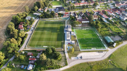 Původní hřiště se opravilo a dostalo také nový trávník. Vedle přibylo ještě jedno nové. (Sportovní areál SK Planá, PROAM ARCHITEKTI)