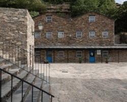 Náves je v Piódão jedinou rovinou.