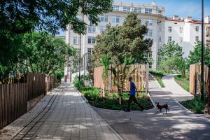 Vstup do parku. (ateliér YYYY, park U Uranie)
